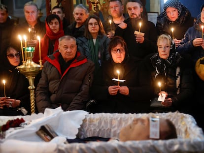 Lyudmila Navalnaya, madre del opositor Alexei Navalny, asiste al funeral de su hijo en Moscú este viernes.