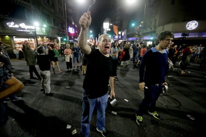 Un hombre grita consignas contra el gobierno argentino durante una cacerolada por el debate de las pensiones en Buenos Aires, el 19 de diciembre. 