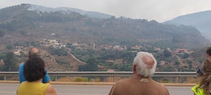 Varios vecinos observan la evolución del incendio de Los Guájares (Granada) en septiembre de 2022.