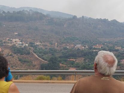 Vecinos de Acebuches, que han pasado la noche en coches, frente a sus casas, esta mañana.