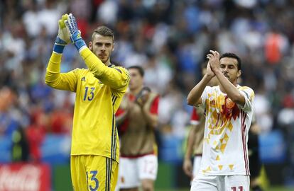 De Gea y Pedro aplauden a la afición tras el partido.