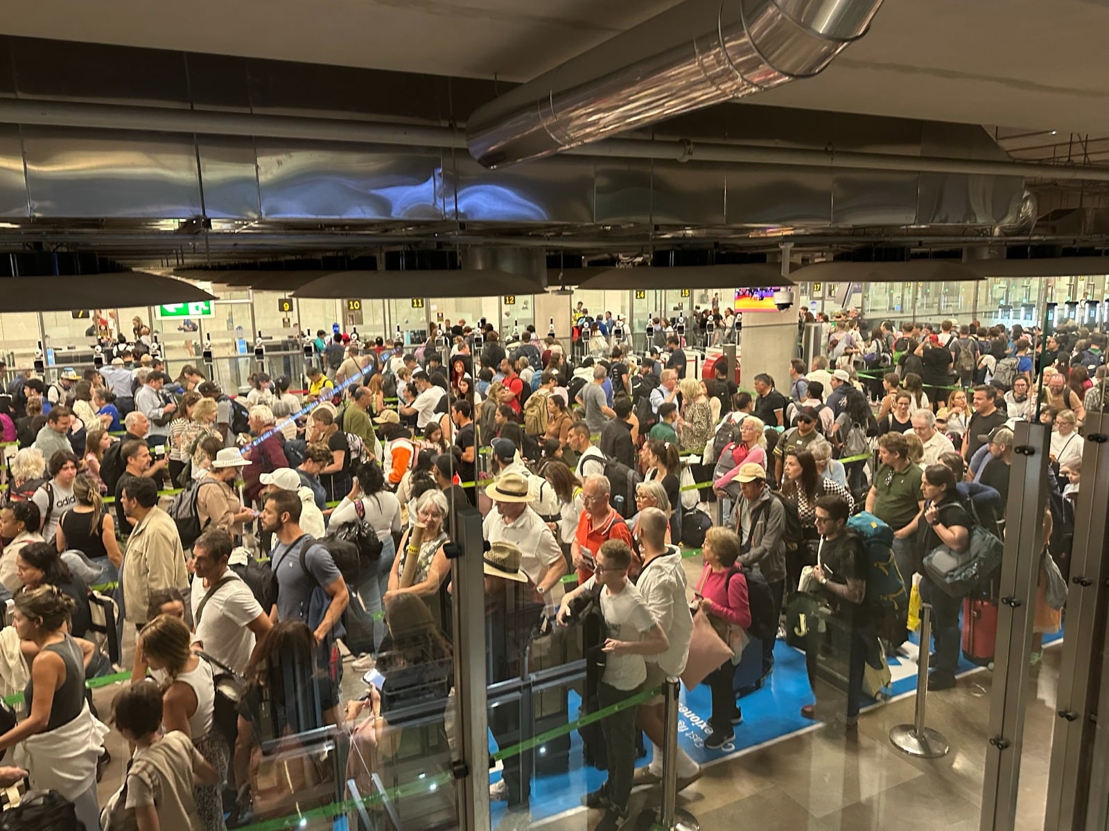Cientos de viajeros esta mañana ante el control de pasaportes en la T4 del aeropuerto de Barajas.