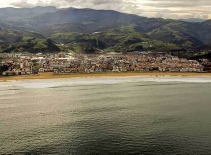 La playa guipuzcoana de Zarautz ha sido una de las que más han sufrido la presión urbanística en los últimos años.