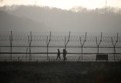Soldados surcoreanos patrullan a lo largo de una valla cerca de la zona desmilitarizada que separa las dos Coreas en Paju (Corea del Sur).