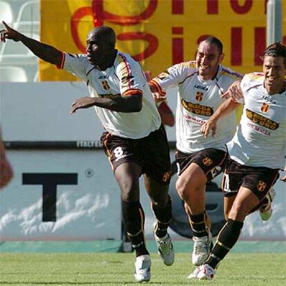 Zoro, defensa del Messina, celebra su gol de ayer ante el Fiorentina.