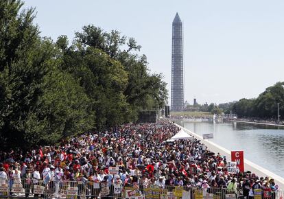 Miles de personas se concentran junto al estanque situado frente al monumento a Lincoln en Washington.