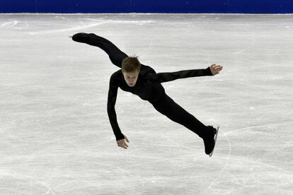 El ruso Alexander Samarin en un momento de su ejercicio durante los Campeonatos Masculinos de Patinaje en categoría Junior, en Taipei (China).