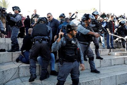Soldados israelíes detienen a un palestino en Jerusalén (Israel) .