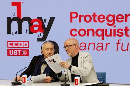 Los secretarios generales de UGT, Pepe Álvarez (i), y de CCOO, Unai Sordo, en la presentación de los actos de celebración del Primero de Mayo.