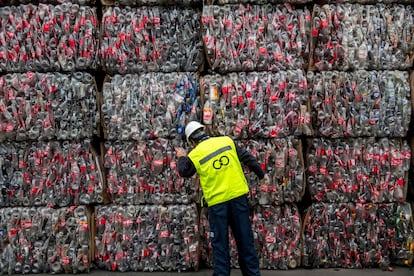 Un técnico de reciclaje revisa botellas de plástico prensadas en una planta de reciclaje, en Santiago.