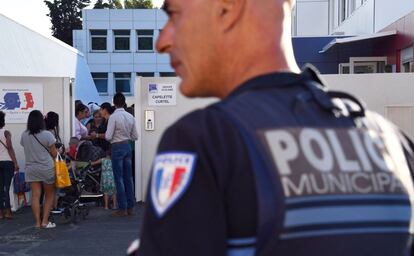 Las medidas de seguridad incluyen poner en marcha un sistema de alerta por mensaje de texto en caso de un ataque. Imagen del ingreso a clases en Marsella.