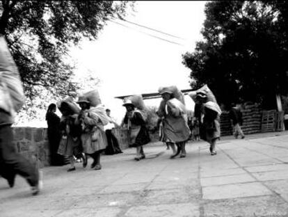 Grupo de 'bagayeros' (contrabando de menudeo) esperando para cruzar la frontera entre Argentina y Bolivia en 2007. CC BY-SA