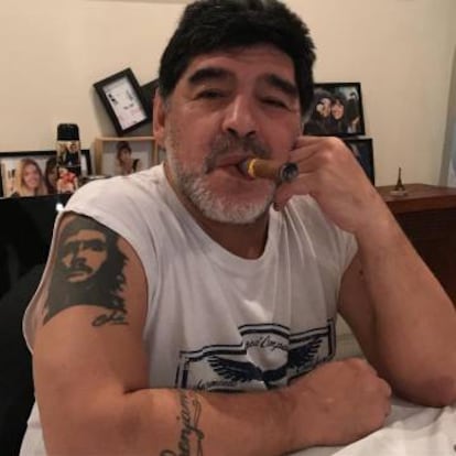 "Fumando un habano en casa", ha escrito Maradona junto a esta foto.