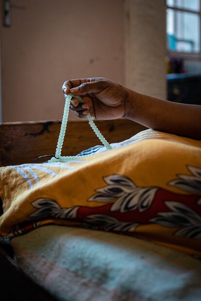 Kadiatou (Malí), musulmana devota, reza cinco veces al día. La oración da ritmo a los días. “No me gusta esto. No me siento como en casa. Cuando llegué estaba triste. Echo de menos mi país. En casa estamos acostumbrados a estar juntos, siempre estamos en casa del otro. Aquí... sálvese quien pueda. Cada uno come en su piso. Es triste”.
