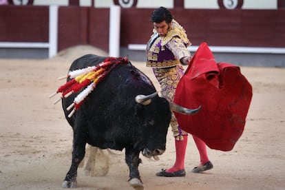 Natural  con el toro sin humillar. 