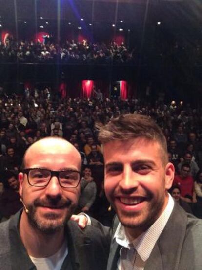 Piqu&eacute; y Pou hacen un &#039;selfie&#039; en el teatro.