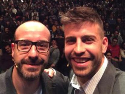 Piqu&eacute; y Pou hacen un &#039;selfie&#039; en el teatro.