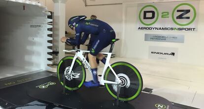 Alex Dowsett, haciendo pruebas de tejidos y componentes en el túnel de viento de la escudería Mercedes.