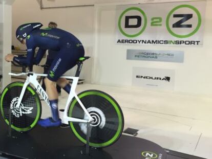 Alex Dowsett, haciendo pruebas de tejidos y componentes en el túnel de viento de la escudería Mercedes.