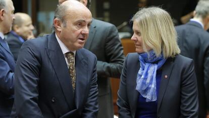 El ministro de Econom&iacute;a, Luis de Guindos conversa con la ministra sueca de Finanzas, Magdalena Andersson