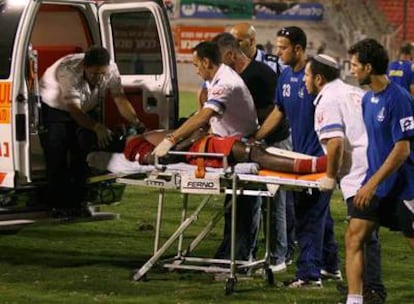 Chaswe Nsofwa, de la Segunda División israelí, es llevado en camilla tras sufrir un desmayo el pasado miércoles.