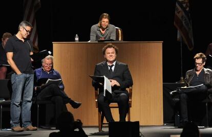 Los actores George Clooney, Martin Sheen, Brad Pitt, John C. Reilly, y Kevin Bacon durante la lectura de '8', el 3 de marzo de 2012 en Los Ángeles.