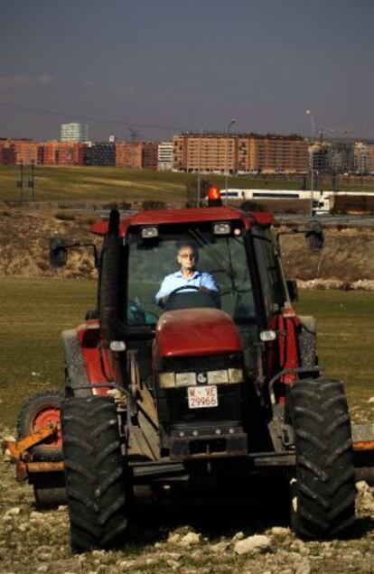 Miguel Serrano, a los mandos del tractor con el que trabaja en la zona de Valdecarros.