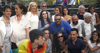 Algunos de los participantes y pregoneros como el cineasta Alejandro Amenábar (2d), el escritor hispano-venezolano Boris Izaguirre (c, arriba), y los cantantes Alaska (c, segunda fila), Ana Belén (4d, arriba) y Víctor Manuel (2d, arriba), y Topacio Fresh (3i, arriba), en la Plaza de Pedro Zerolo el pasado miércoles.