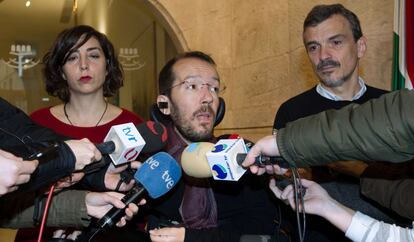 Laura Pérez, Echenique y José Manuel López, de Podemos, el viernes en Logroño.