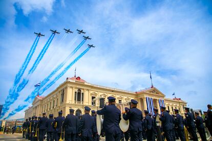 Desfile aéreo sobre la Plaza Gerardo Barrios durante la ceremonia de investidura de Nayib Bukele.