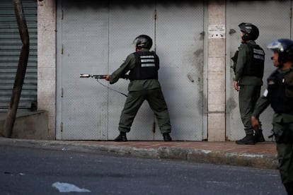 Miembros de la Guardia Nacional, a las órdenes del régimen de Maduro, durante los enfrentamientos con manifestantes. A las nueve de la mañana, la propia Fuerza Armada Nacional Bolivariana emitió un comunicado en el cual reconocía lo sucedido a primera hora, llama "delincuentes" a los sublevados, prometía un castigo ejemplarizante y atribuía lo ocurrido a "oscuros intereses de la extrema derecha".