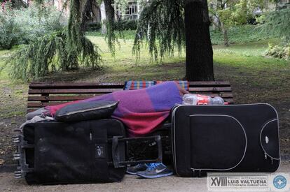 Serie de diez imágenes de personas sin hogar que duermen en la calle, contextualizadas en comercios o rincones diferentes de la ciudad. Suite "El Parque". Parque de la Fuente del Berro (Madrid).