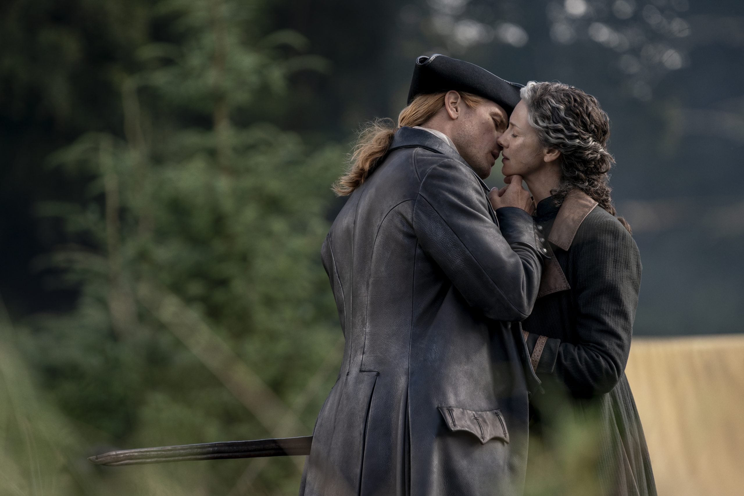 Sam Heughan y Caitríona Balfe, en el último episodio de 'Outlander'.