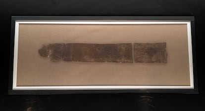 Copia de los Diez Mandamiento en uno de los Rollos de Qumrán exhibida en la Biblioteca Presidencial Ronald Reagan, en Simi Valley, California