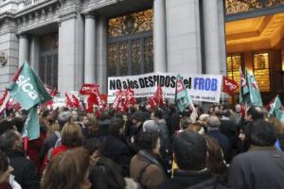 Trabajadores de banca se manifiestan ante el Banco de Espa?a, en la plaza de Cibeles en Madrid, para protestar por los ajustes en la banca. EFE/Archivo