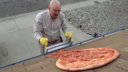 Una de las escenas más icónicas de la serie es el lanzamiento de pizza en pleno ataque de ir de Walter, colocando la pizza en el tejado de su casa. Aunque pueda parecer algo complicado de lograr, milagrosamente Cranston logró hacerlo a la primera, por lo que esta escena se grabó en una sola toma. Ni trucos de edición ni repeticiones. Tal cual a la primera. Tan emblemática es esta escena que la familia que vive en la realidad en la casa que la serie usa como residencia de Walter y Skyler tuvo que poner una valla hartos de que los fans se acercaran a replicar el lanzamiento de pizza.