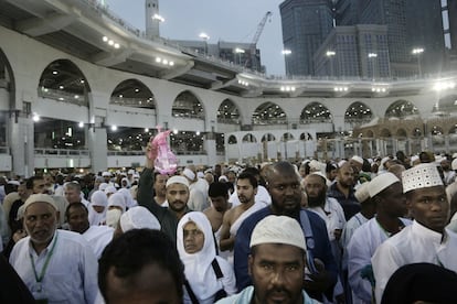 Peregrinos musulmanes rodean la Kaaba, la reliquia más sagrada del Islam, en la Gran Mezquita de La Meca.