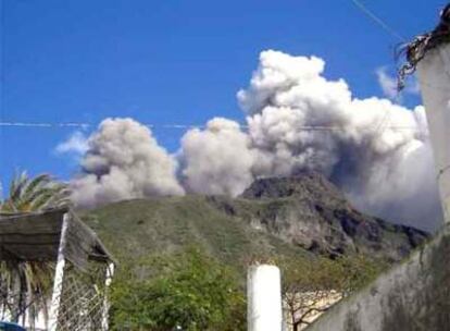 El volcán Stromboli ha comenzado a expulsar lava, por lo que la población ha sido invitada a alejarse de la costa.