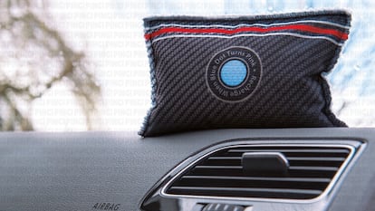 Artículo de EL PAÍS Escaparate que describe las ventajas de usar una bolsa antihumedad para el interior del coche.