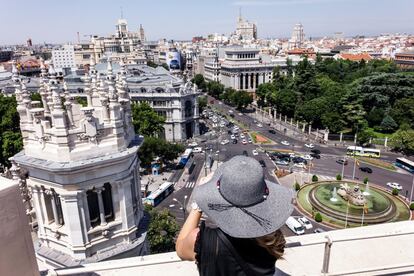 Another good place to take photos of Madrid is Madrid Lookout. Located on the sixth floor of Cibeles Palace, which is now the seat of Madrid City Hall, the lookout offers 360-degree views of the city. The entrance fee is €3.