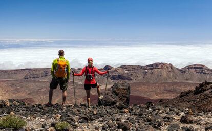 Dos senderistas en el parque nacional del Teide, en Tenerife.