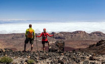 Dos senderistas en el parque nacional del Teide, en Tenerife.  
 