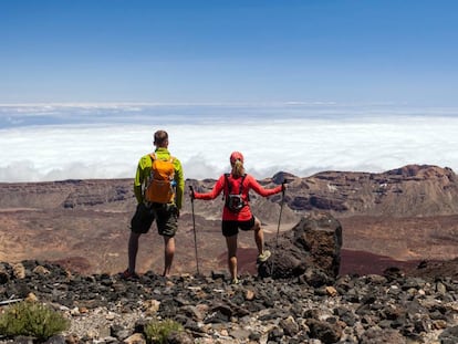 Dos senderistas en el parque nacional del Teide, en Tenerife.  
 