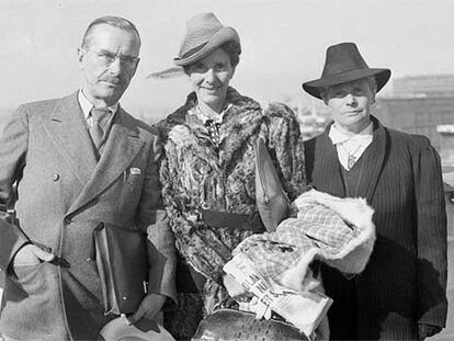 Thomas Mann, con su hija Erika y su mujer, a su llegada a Washington en 1939.