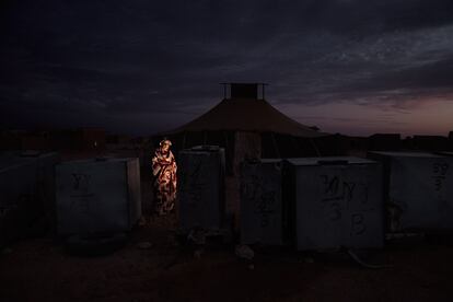 Snia Zrug Bay, 19 años, estudiante de Economía en Libia, junto a los contenedores para el agua en el campamento de El Aaiún. "Me entristece saber que cuando regrese aquí con mi título probablemente no encuentre trabajo. Me entristece no conocer mi patria, saber que esto es un refugio sin más. No quiero pasar mi vida aquí, ni tener aquí a mis hijos. Yo prefiero la paz, pero si esto no se resuelve tendremos que luchar".