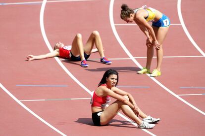 La atleta marroquí Salima Elouali al finalizar la prueba de los 3000 metros 