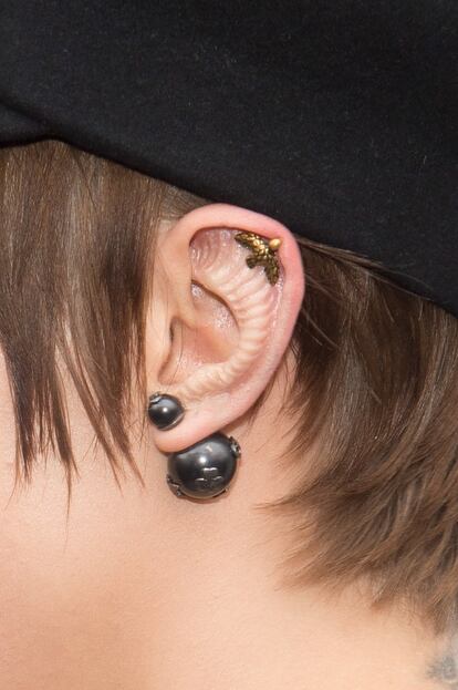 Detalle de la oreja de Cara Delevingne.