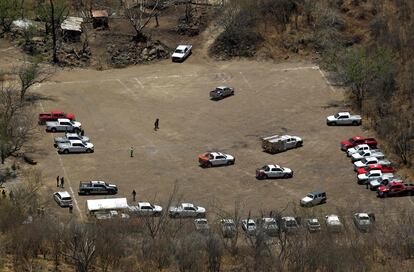 Policías, forenses y equipos de rescate cerca de la barranca en que fueron encontrados varias bolsas con restos humanos, el 30 de mayo.