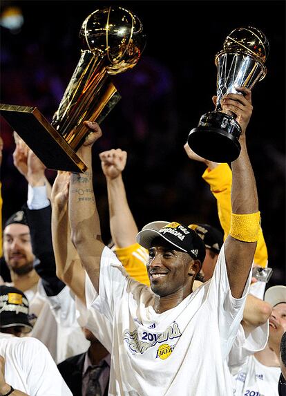 Kobe Brian sostiene los trofeos Larry O'Brien y MVP.