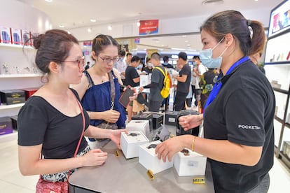 Dos clientas en una tienda de Huawei en Haikou.